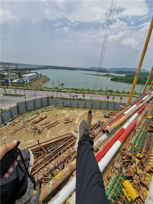 苍梧县作业中发生设备损坏或人员意外，责任怎么划分？